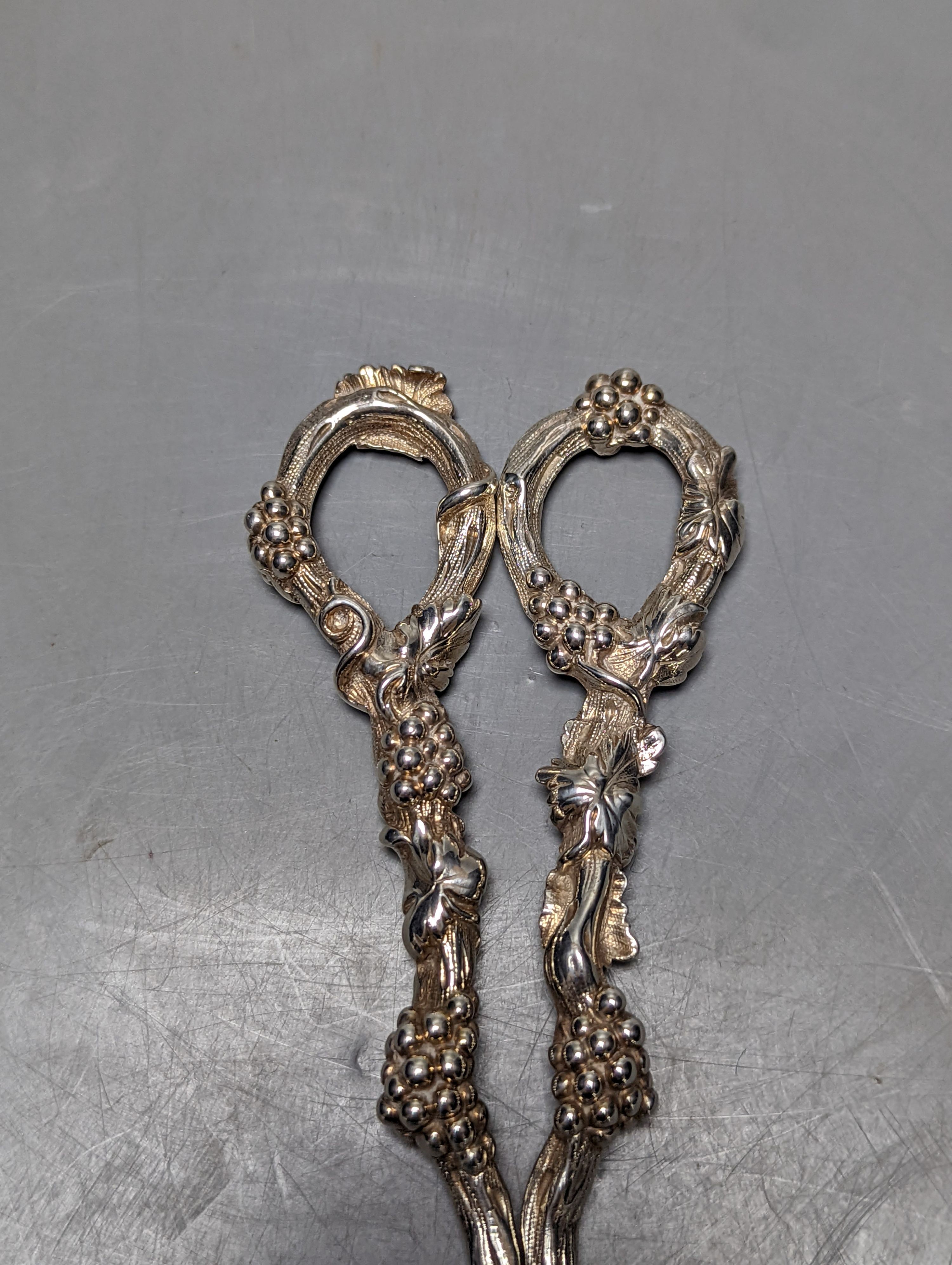 A pair of Victorian silver grape shears, London, 1844?, 18cm, gross 132 grams.